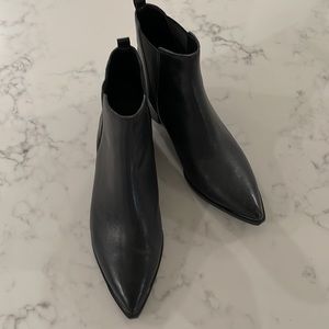 Marc Fisher boot in black leather. Size 8.5. Yale Pointy Toe Chelsea Bootie.